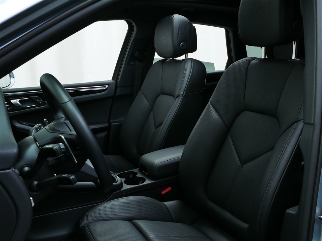 2025 Porsche Macan T photo 4