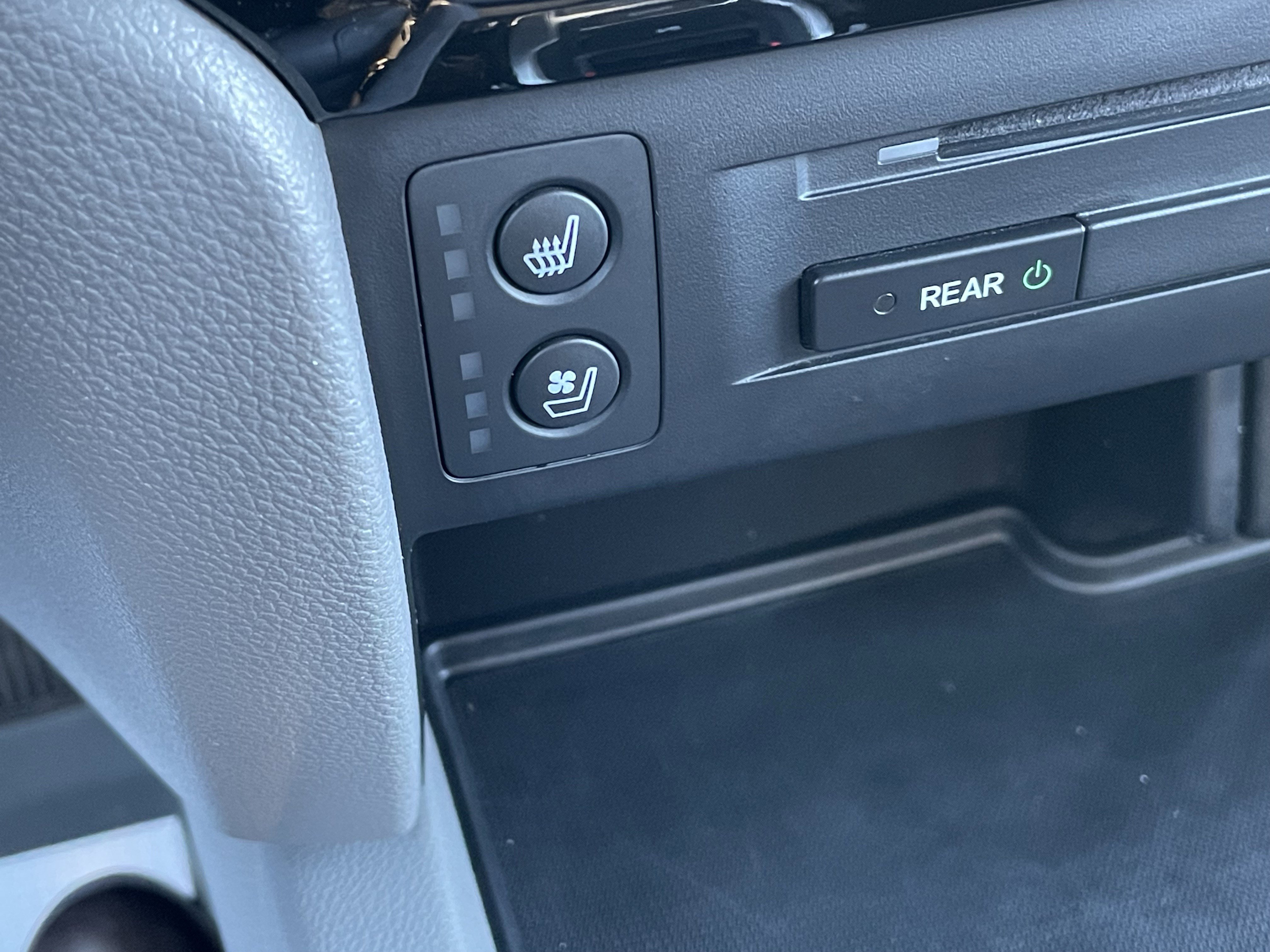 2016 Honda Pilot Elite photo 2