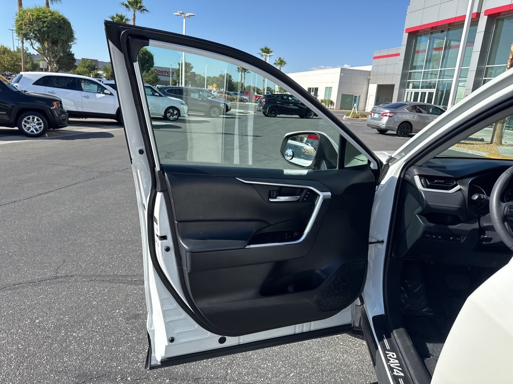 2022 Toyota RAV4 XLE Premium photo 13