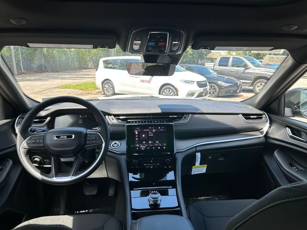2025 Jeep Grand Cherokee Laredo X photo 18
