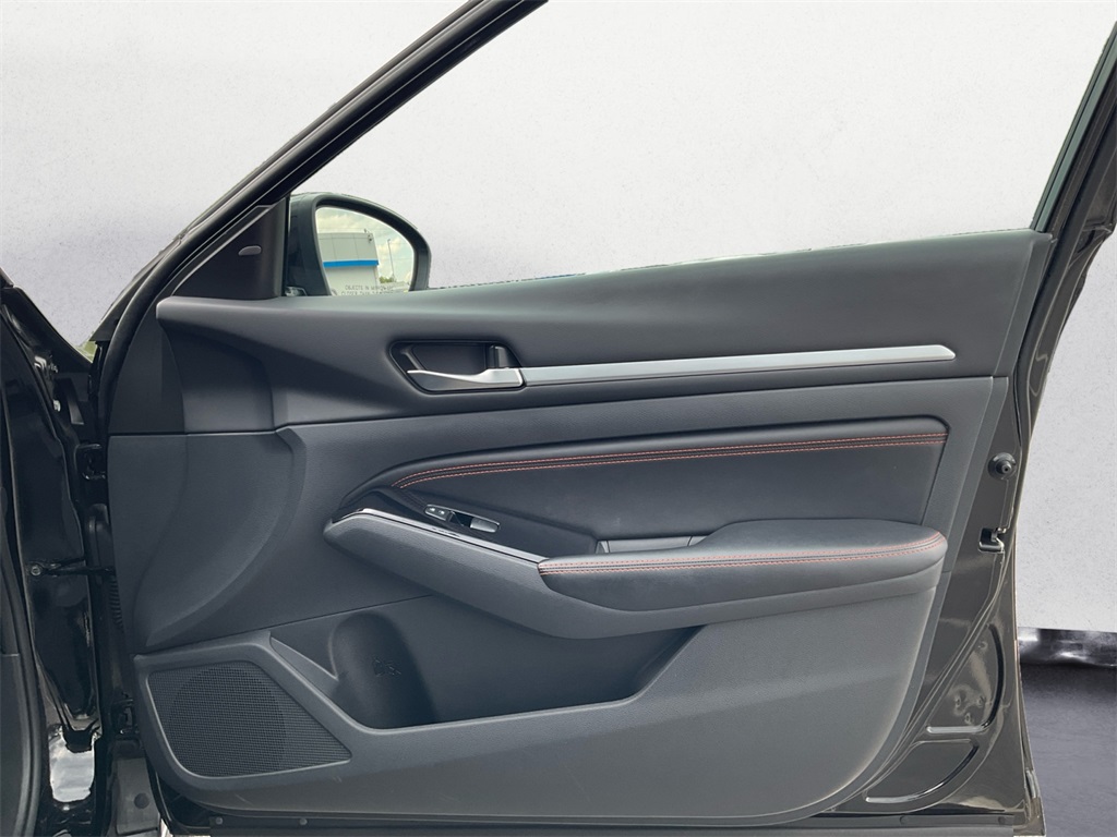 2023 Nissan Altima 2.5 SR photo 12