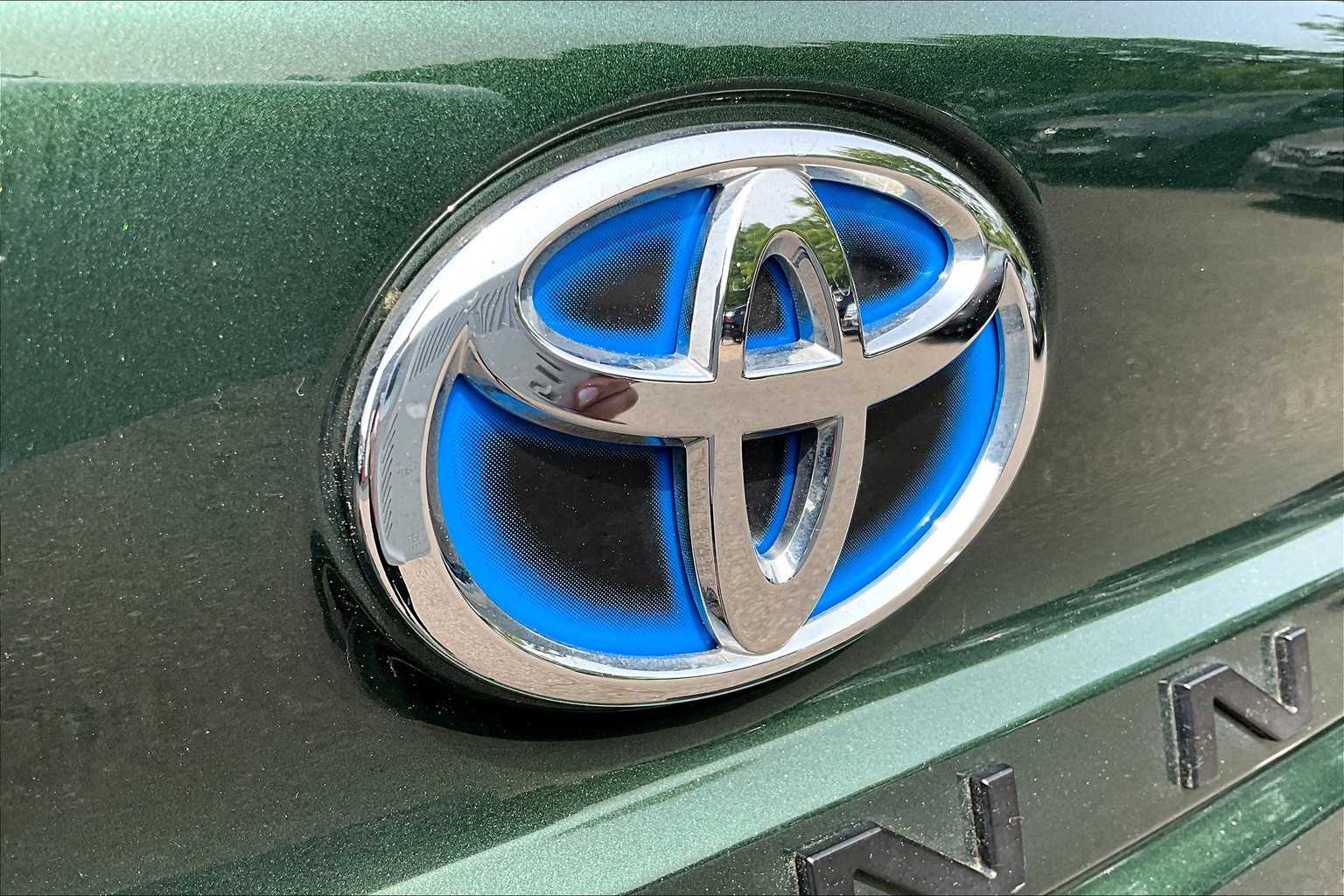 2024 Toyota Sienna LE photo 28