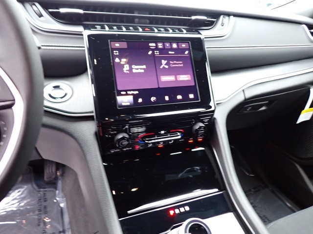 2024 Jeep Grand Cherokee Laredo photo 16