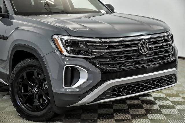2025 Volkswagen Atlas Peak Edition SE photo 2
