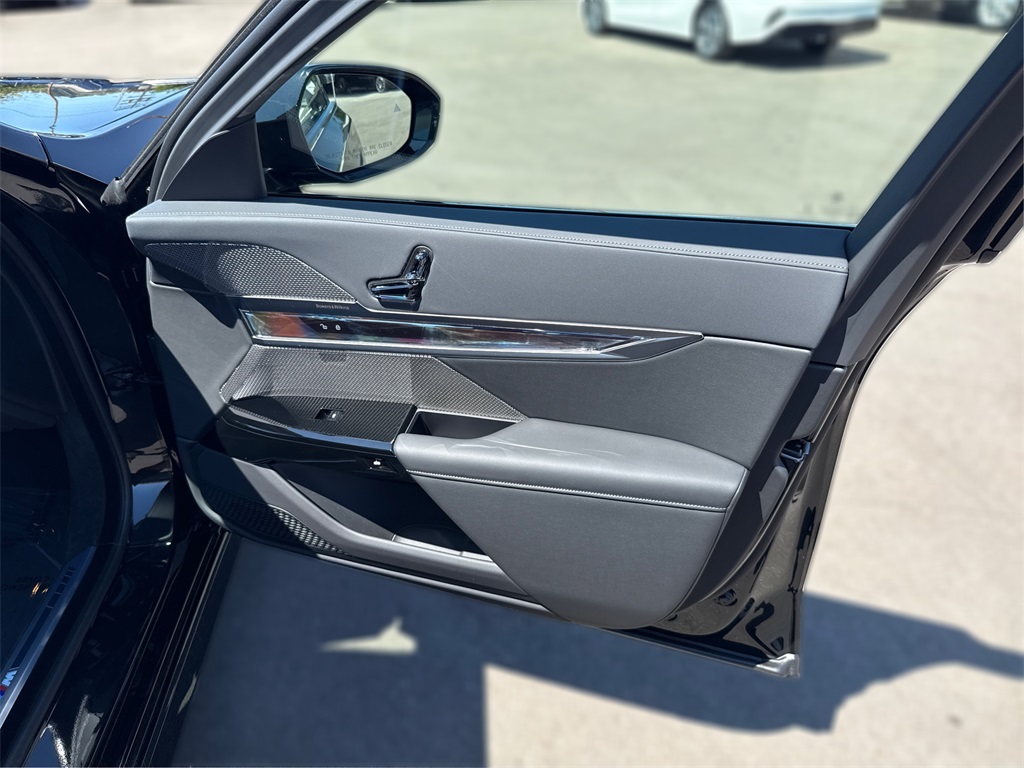 2026 Bmw 750e photo 22