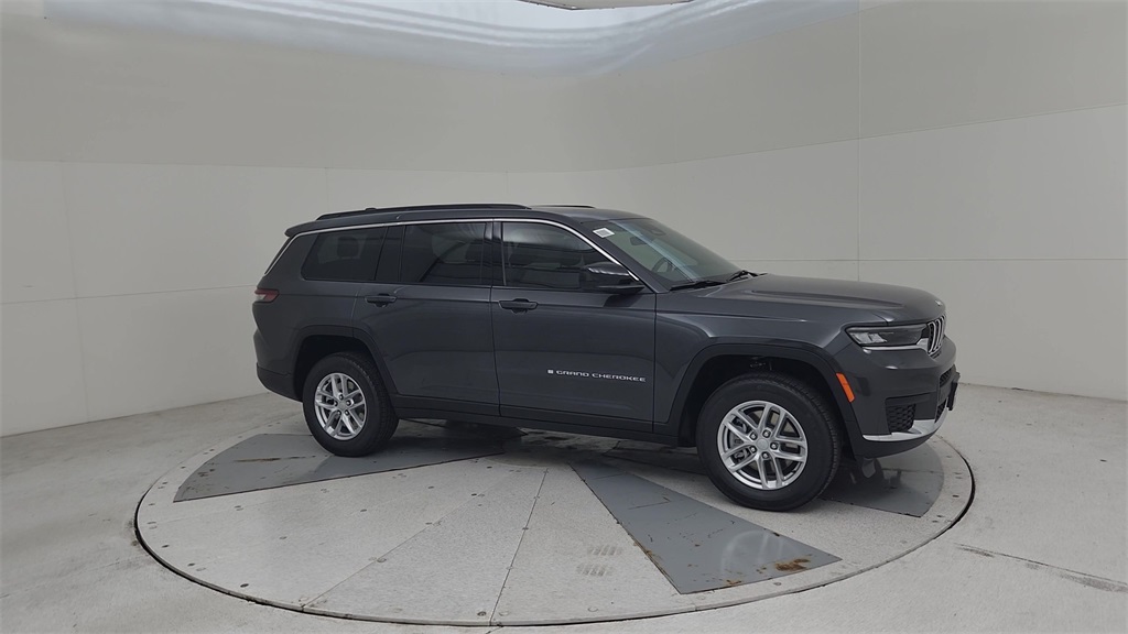 2025 Jeep Grand Cherokee Laredo X photo 2