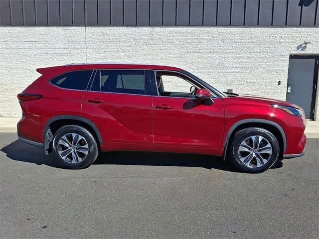 Used 2022 Toyota Highlander XLE with VIN 5TDGZRBH4NS257498 for sale in Minneapolis, Minnesota