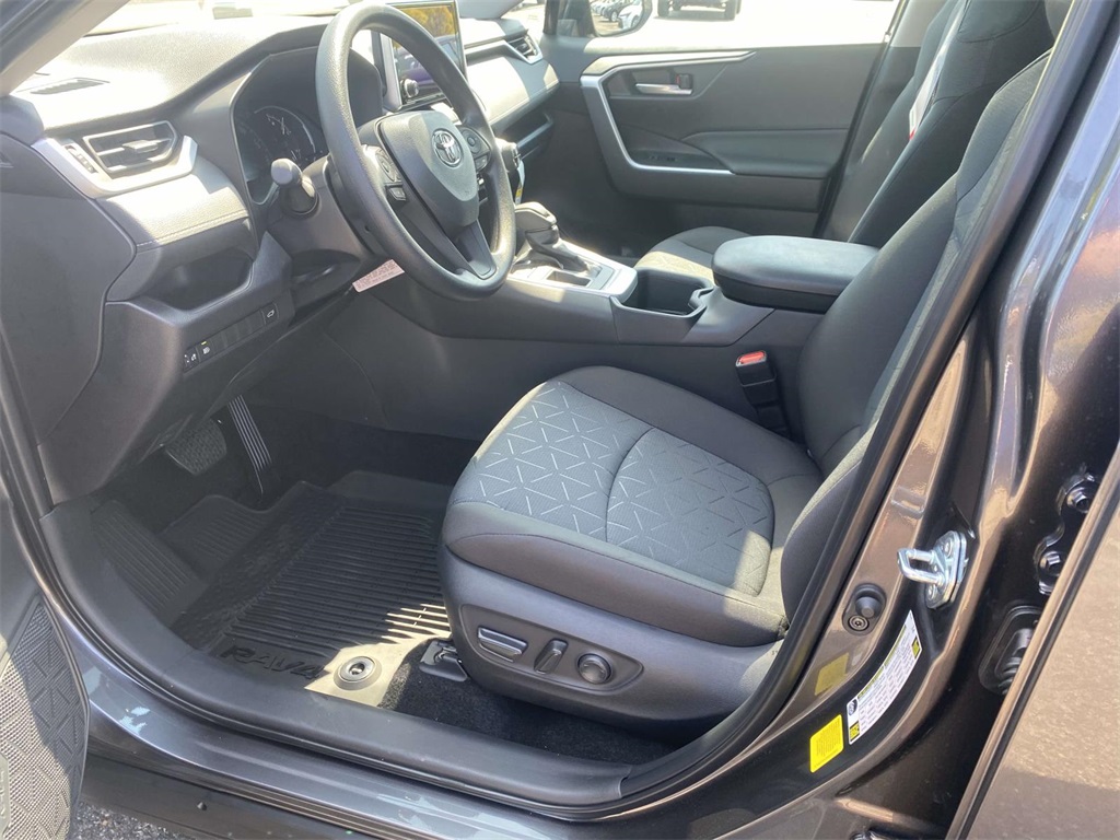 2025 Toyota RAV4 XLE photo 10