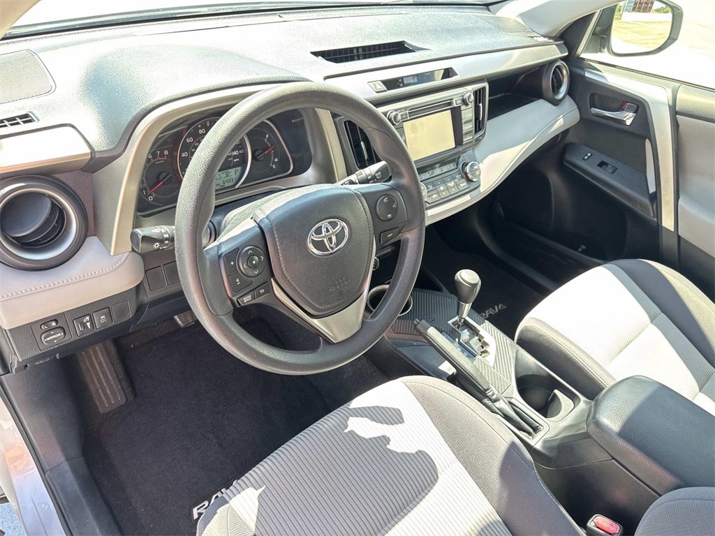 2015 Toyota RAV4 XLE photo 15