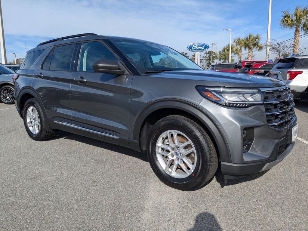 2025 Ford Explorer photo 2