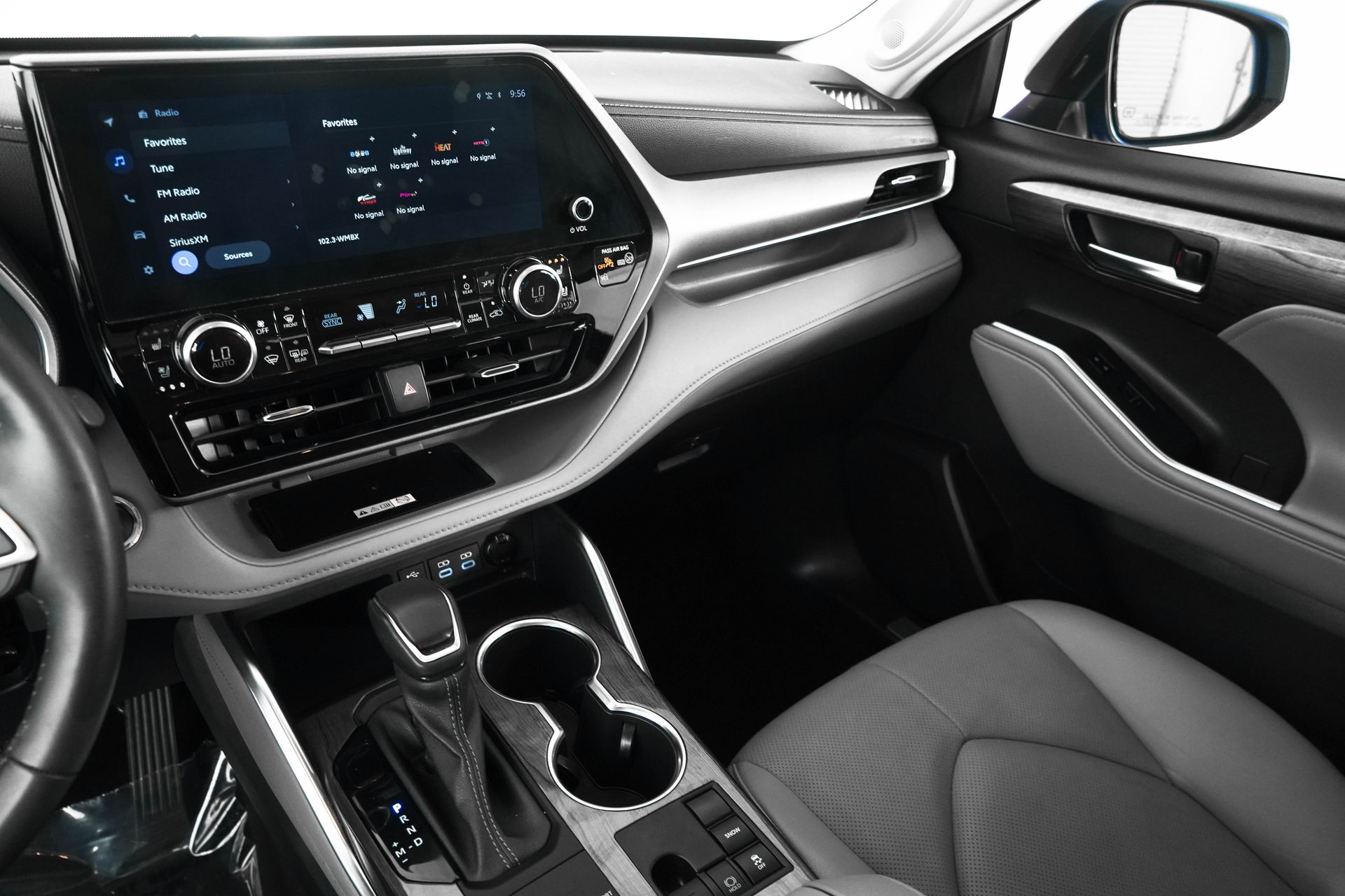 2023 Toyota Highlander L photo 24