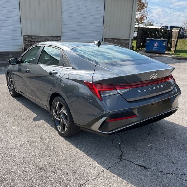 2025 Hyundai Elantra Limited photo 4