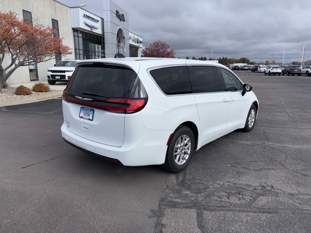 2025 Chrysler Pacifica photo 2