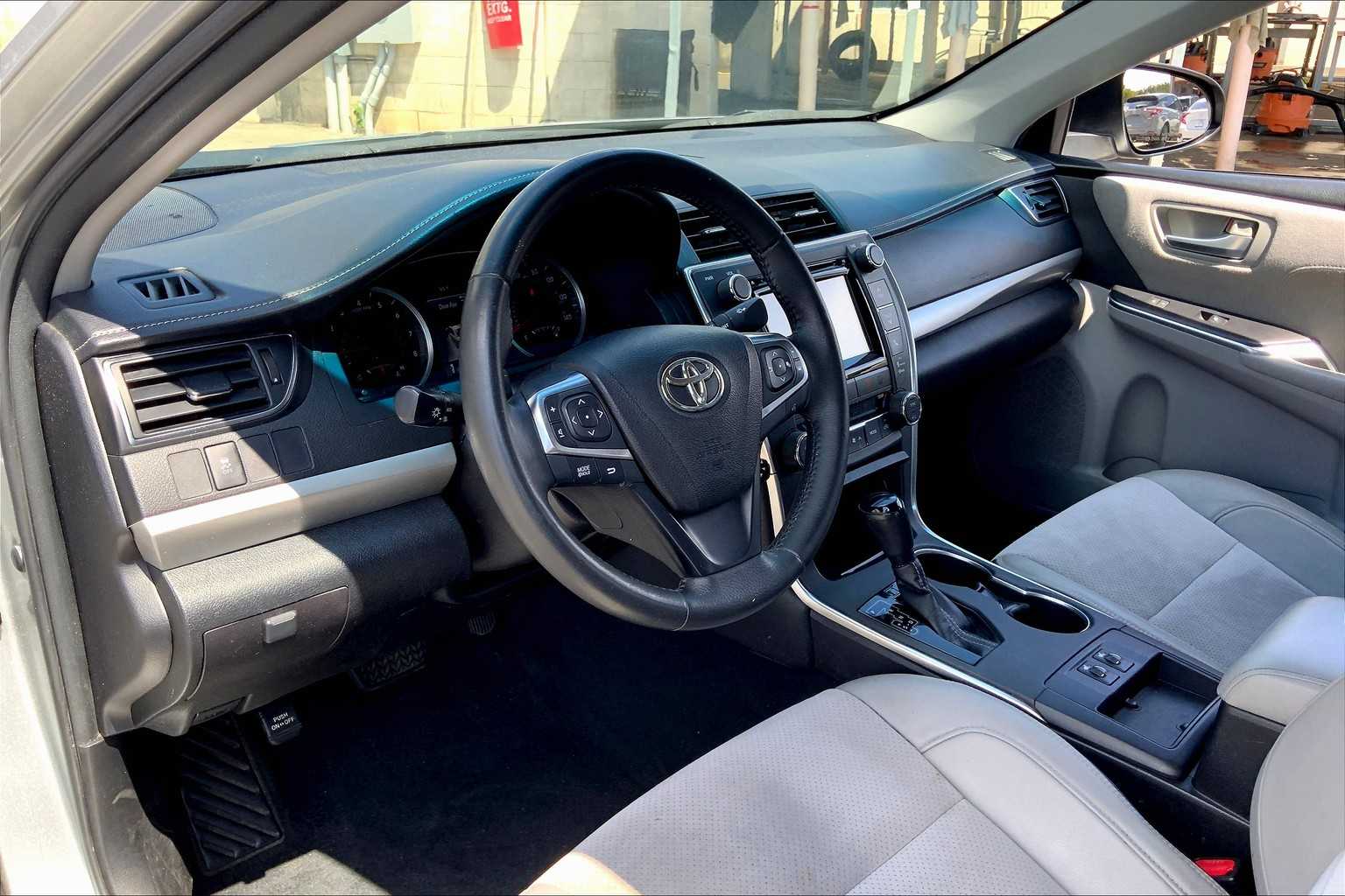 2017 Toyota Camry XSE photo 16