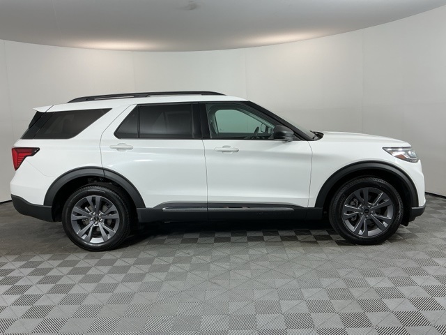 2025 Ford Explorer photo 3