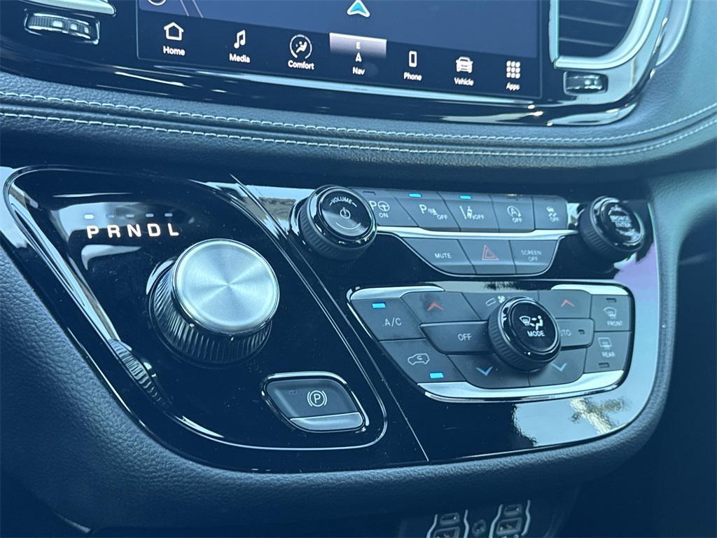2024 Chrysler Pacifica Touring L photo 22