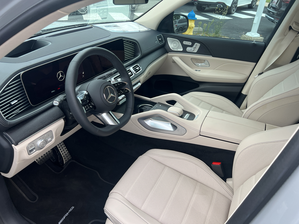 2025 Mercedes Benz GLS 580 4MATIC photo 9