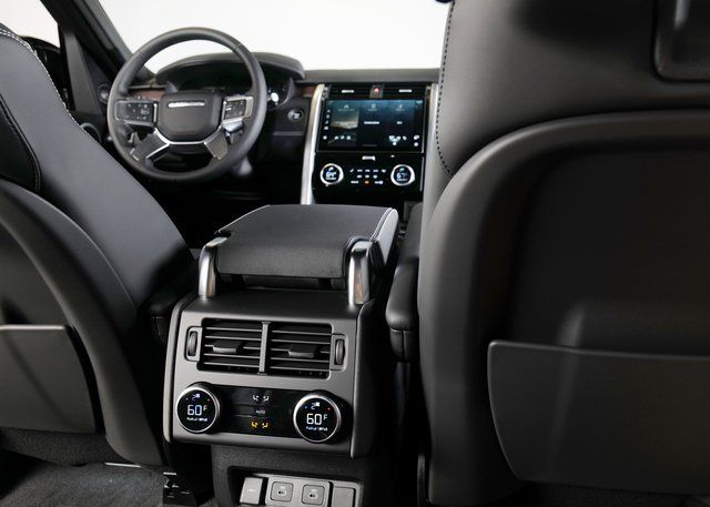 2025 Land Rover Discovery SE photo 10