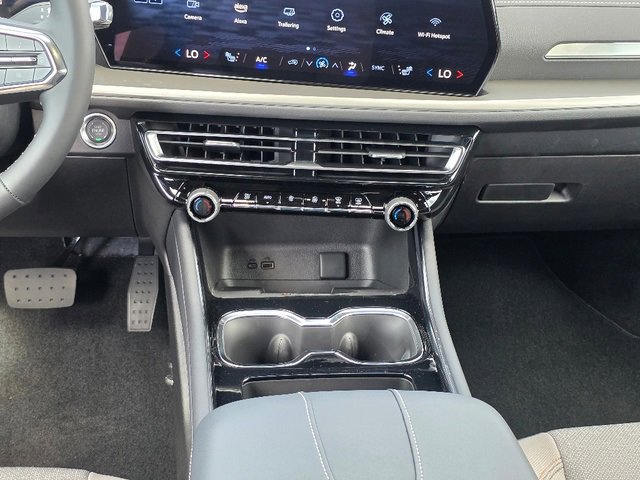2025 Chevrolet Traverse photo 10