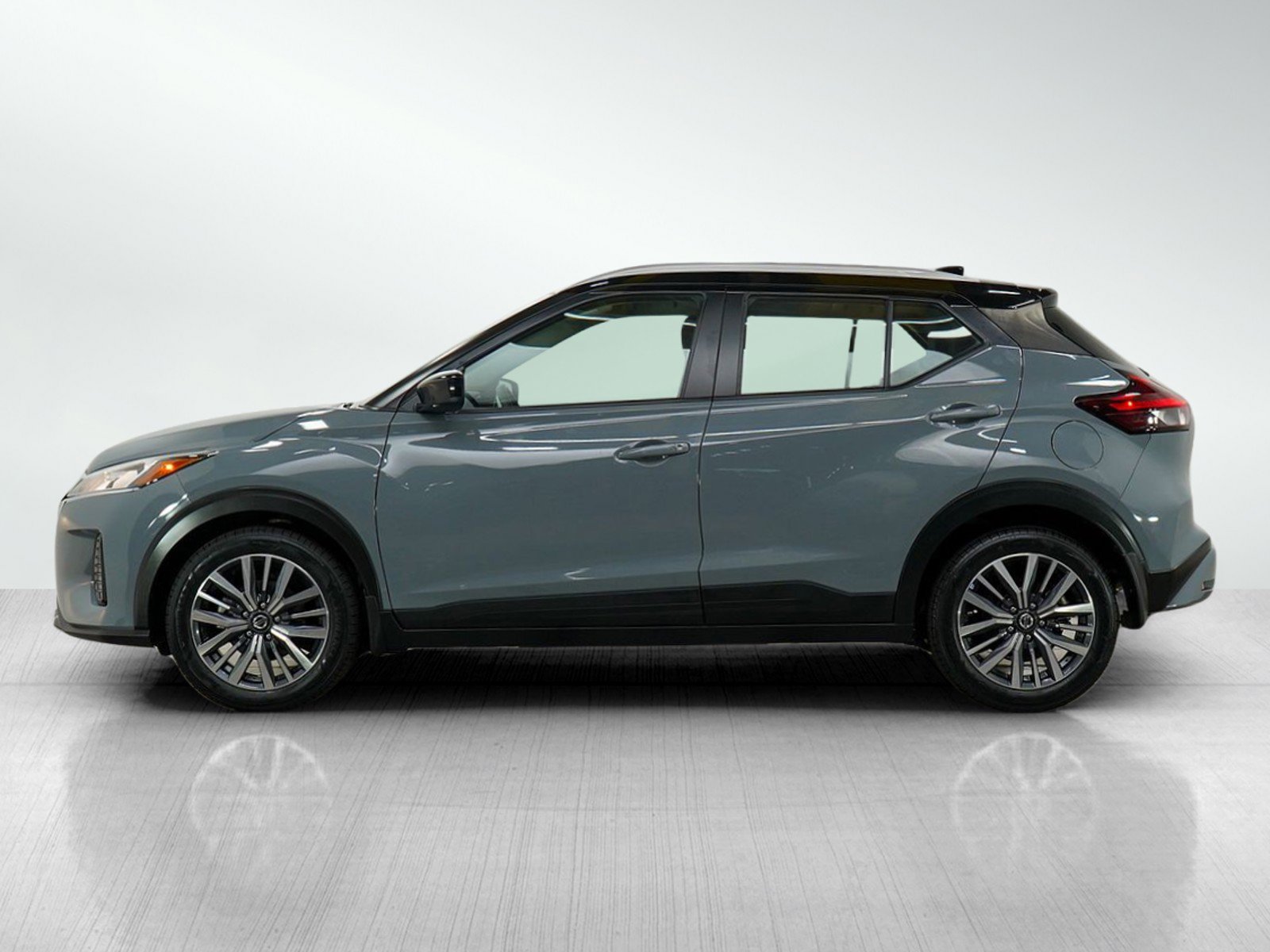 Used 2021 Nissan Kicks SV with VIN 3N1CP5CV2ML516305 for sale in Minneapolis, Minnesota