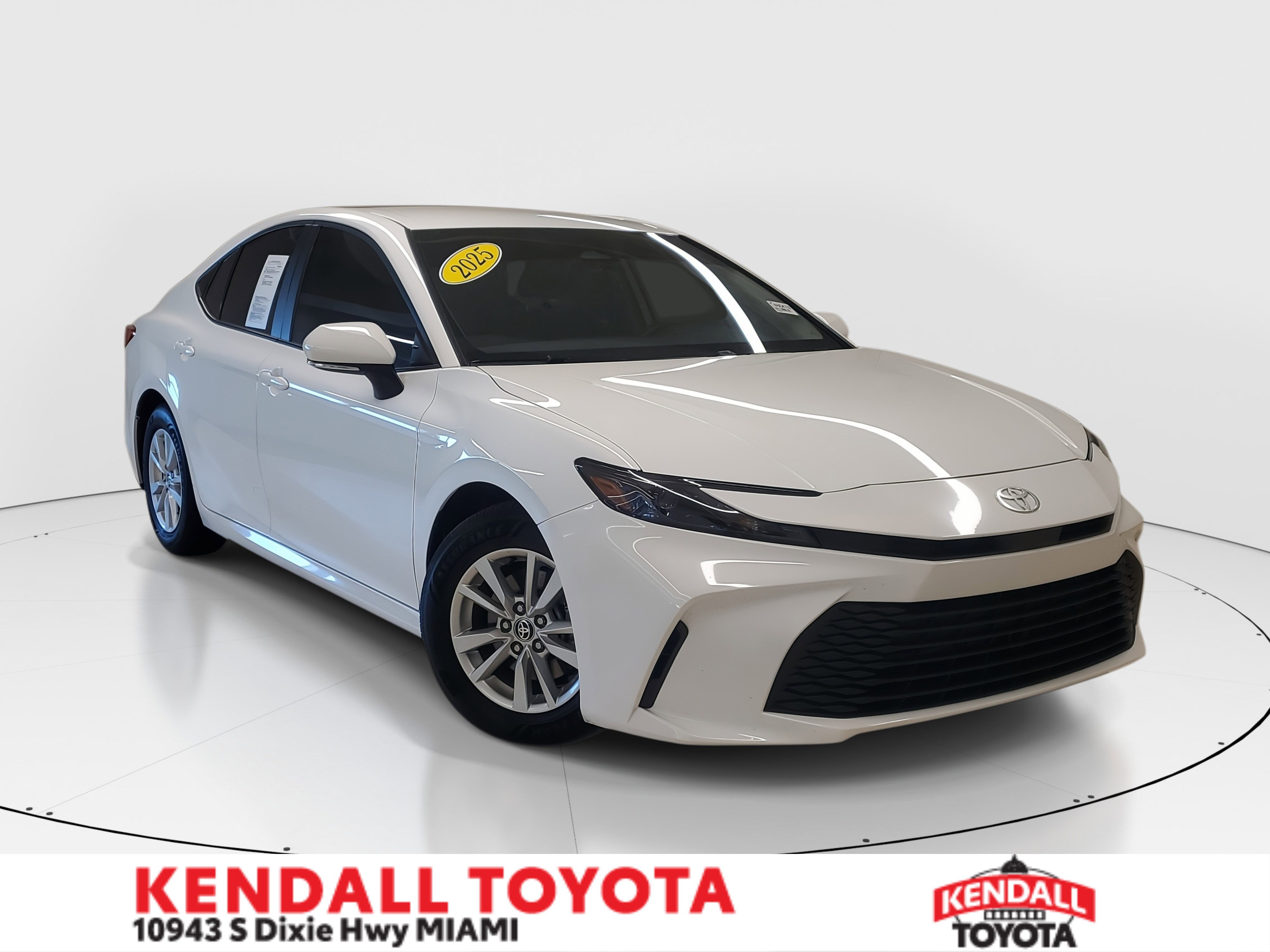 2025 Toyota Camry LE's photo