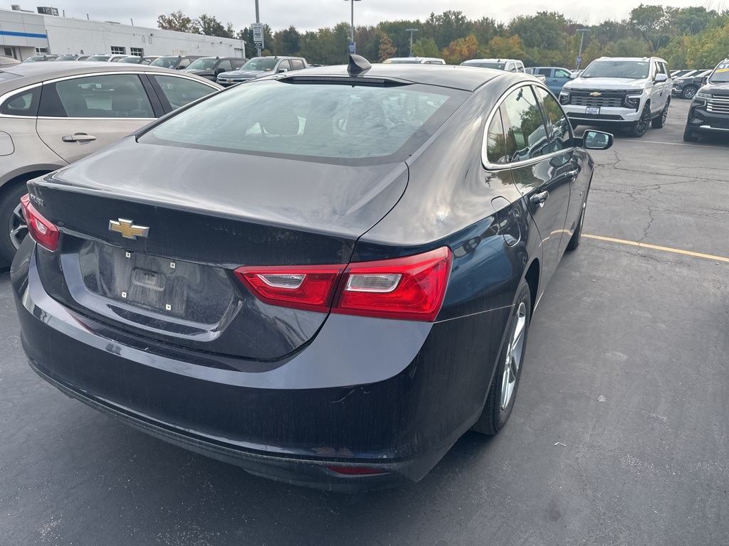 2022 Chevrolet Malibu photo 2
