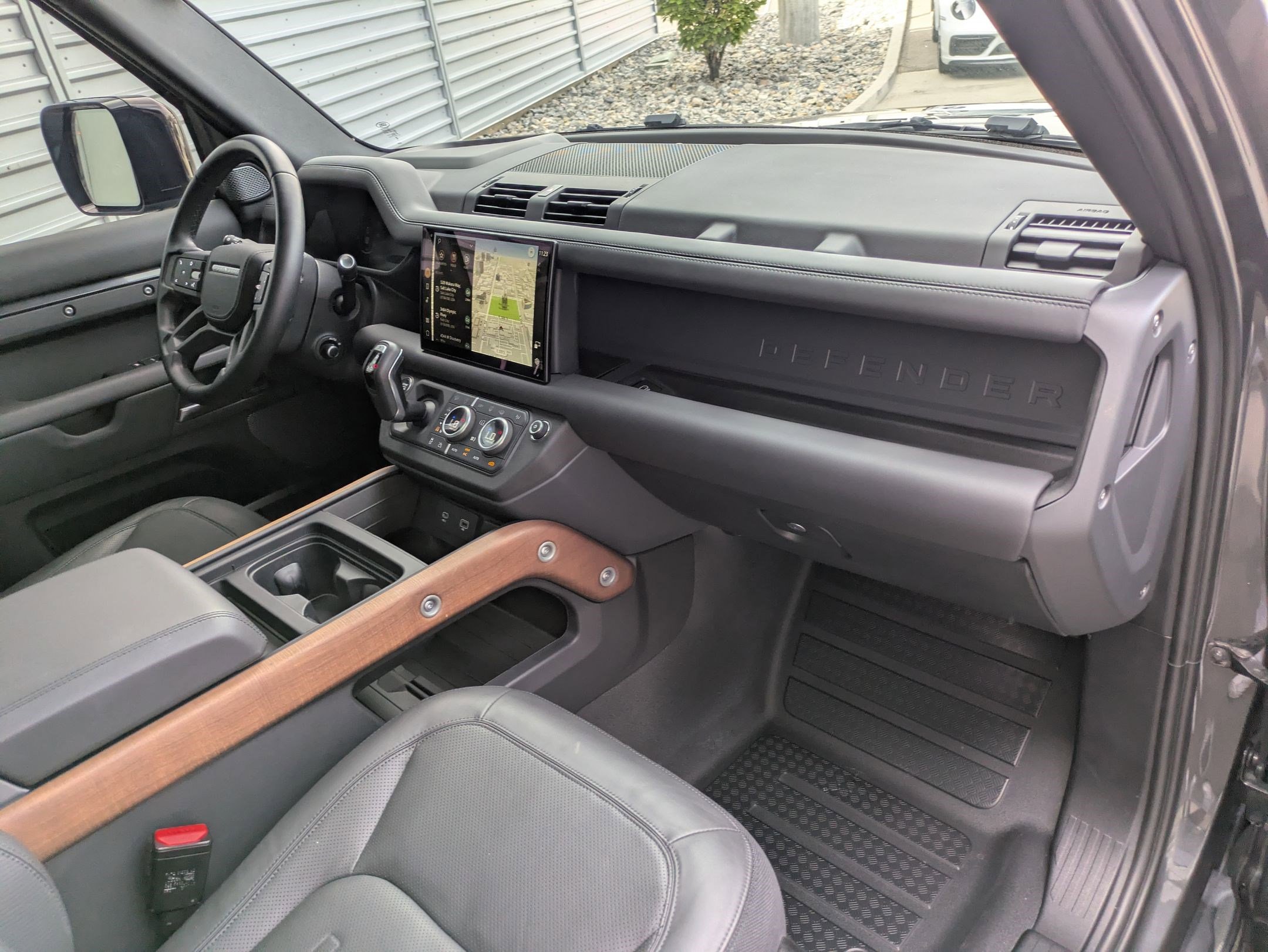 2023 Land Rover Defender 110 photo 31