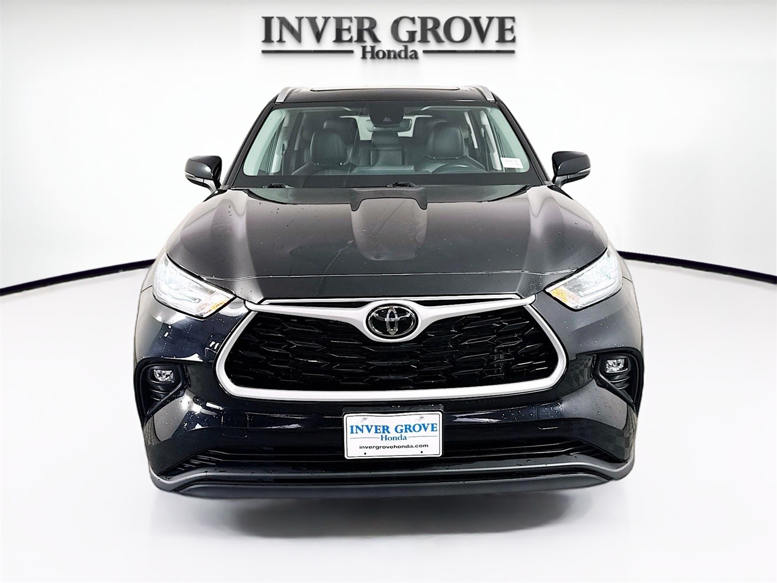 Used 2022 Toyota Highlander XLE with VIN 5TDGZRBH5NS219858 for sale in Inver Grove Heights, Minnesota