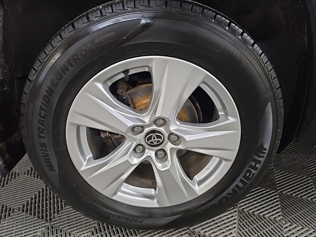 2021 Toyota RAV4 XLE photo 19