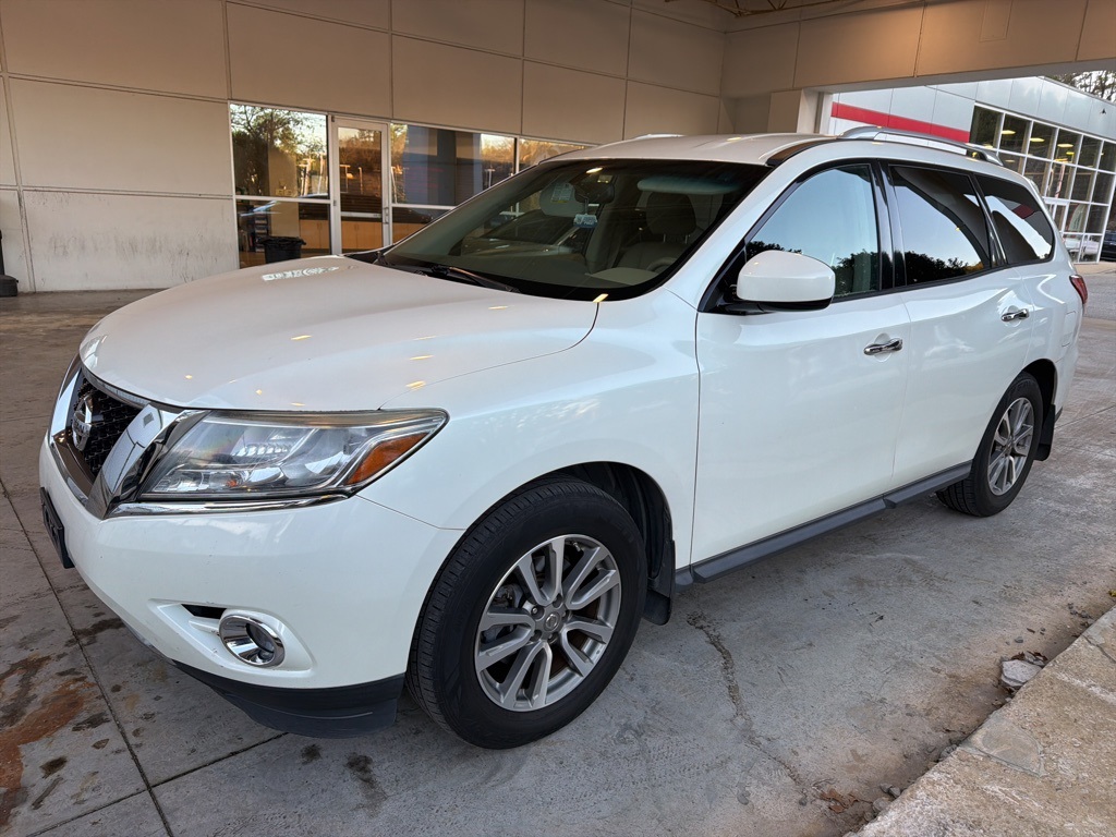 2015 Nissan Pathfinder SV's photo