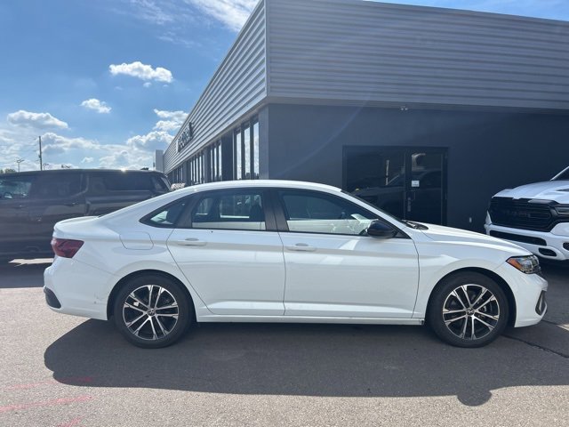 2022 Volkswagen Jetta Sport photo 3