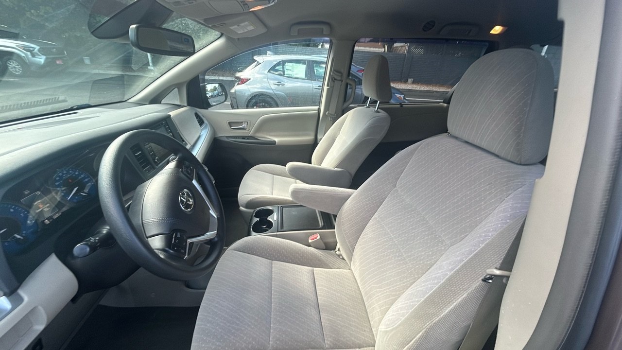 2019 Toyota Sienna LE photo 4