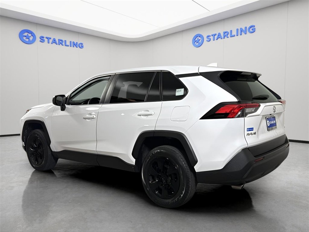 2022 Toyota RAV4 LE photo 4
