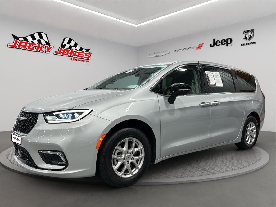 2024 Chrysler Pacifica Touring L's photo