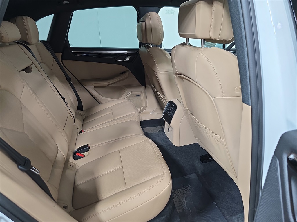 2026 Porsche Macan T photo 24