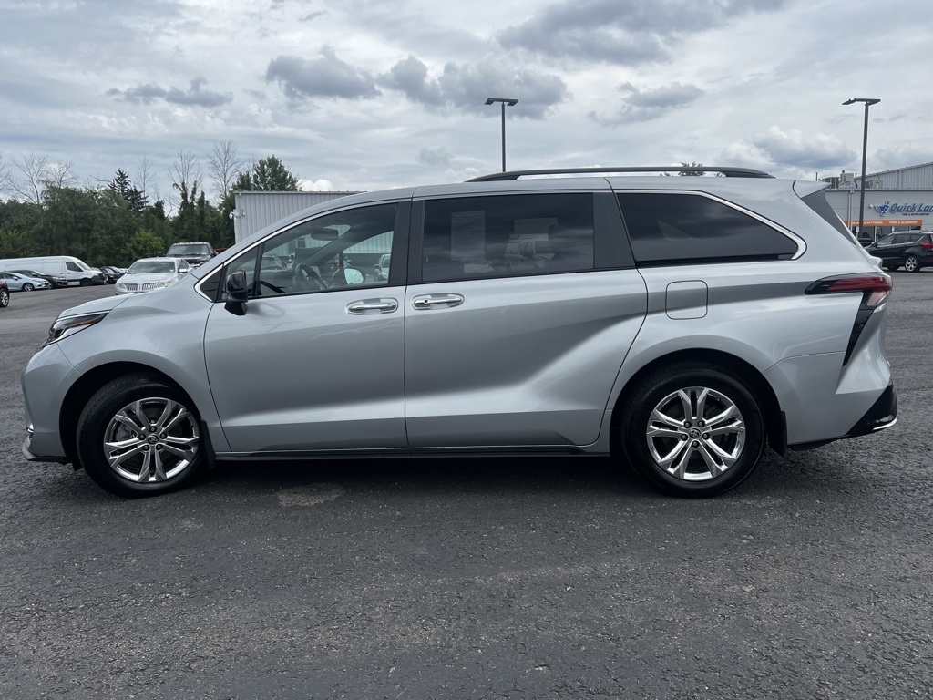 2022 Toyota Sienna XSE photo 17