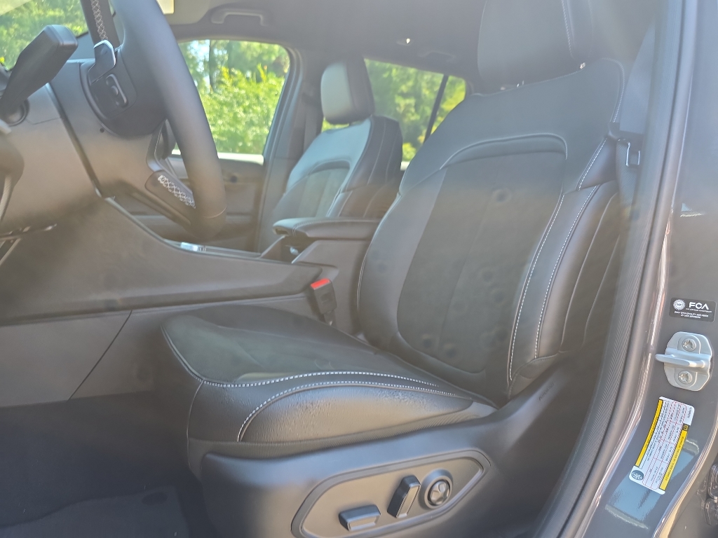 2025 Jeep Grand Cherokee Laredo Altitude photo 7
