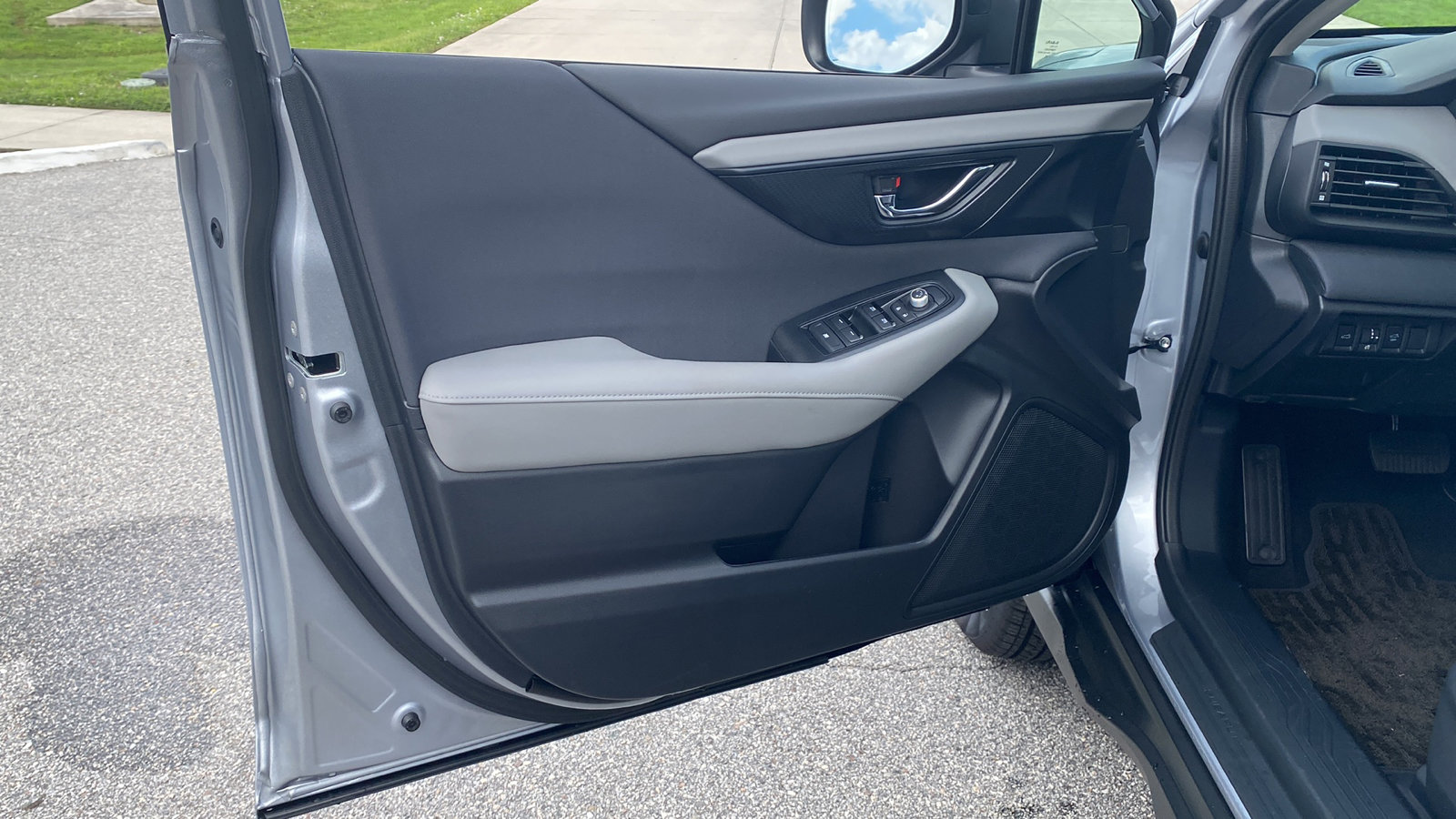 2025 Subaru Outback Premium photo 8