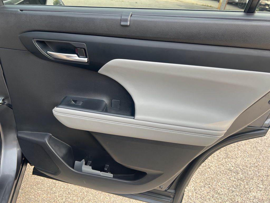 2022 Toyota Highlander XLE photo 17