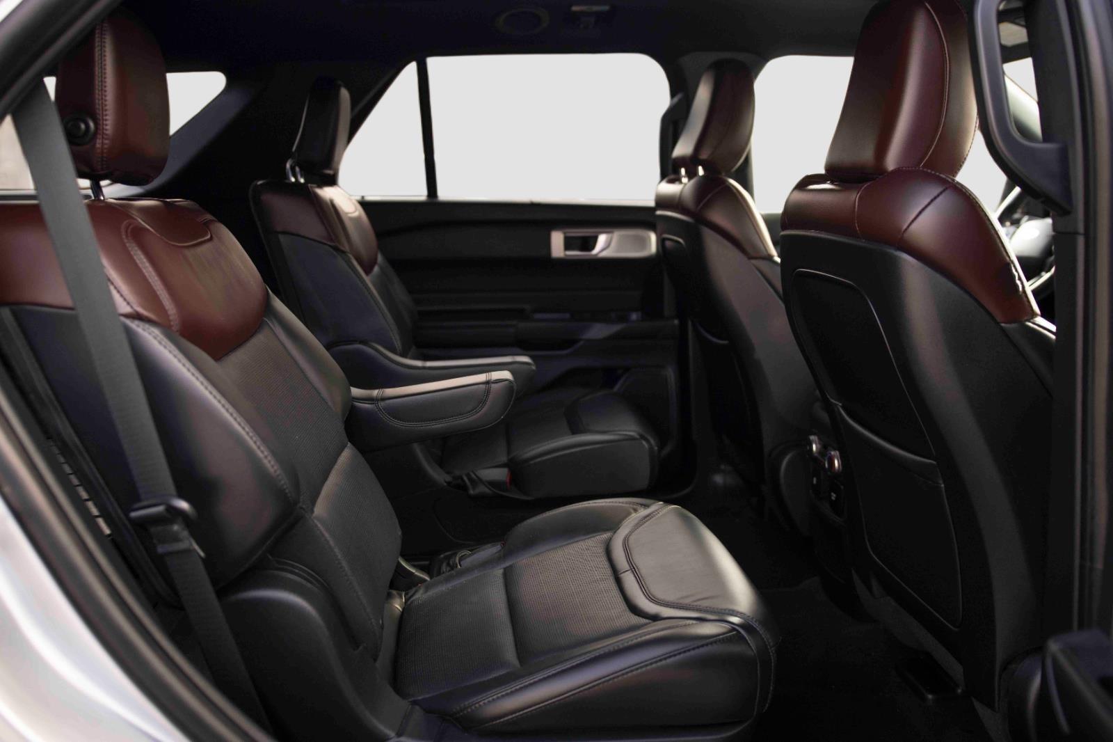 2020 Ford Explorer Platinum photo 2