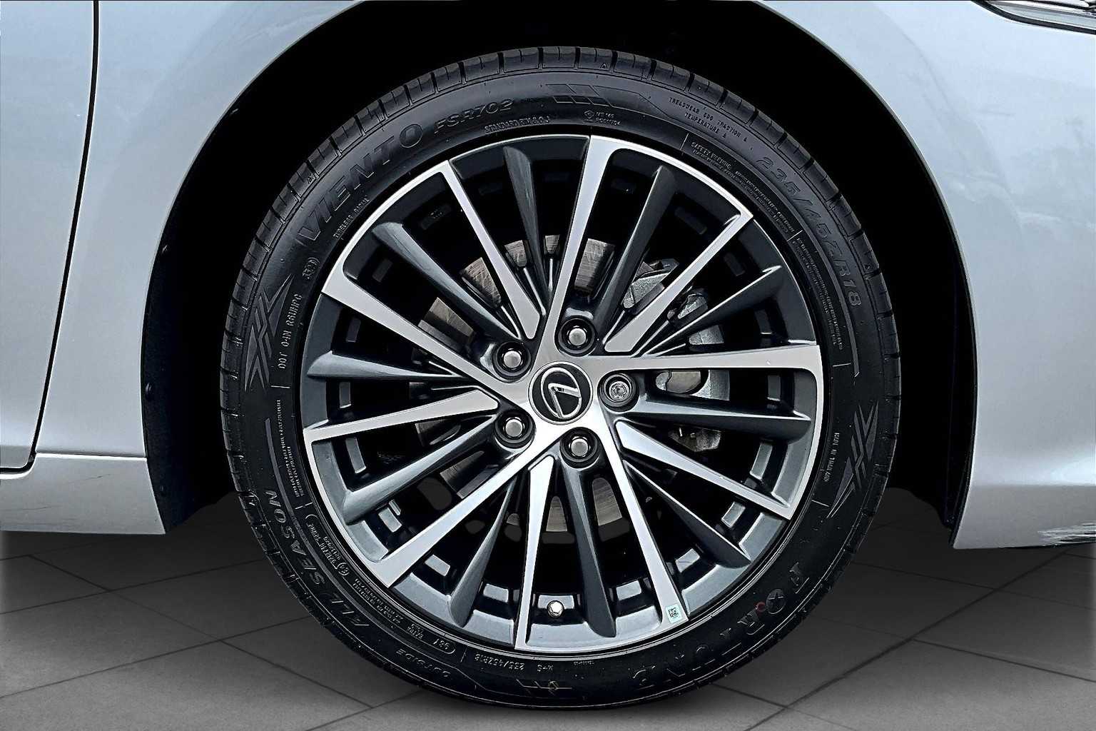 2023 Lexus ES 350 photo 9