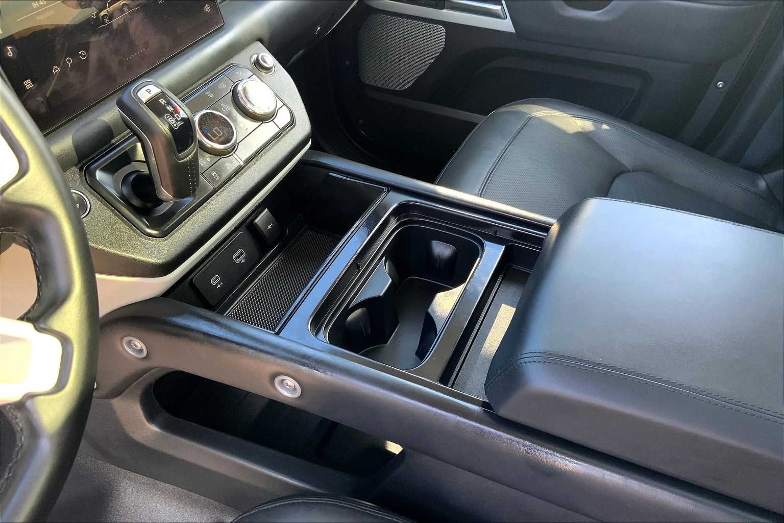 2023 Land Rover Defender SE photo 14