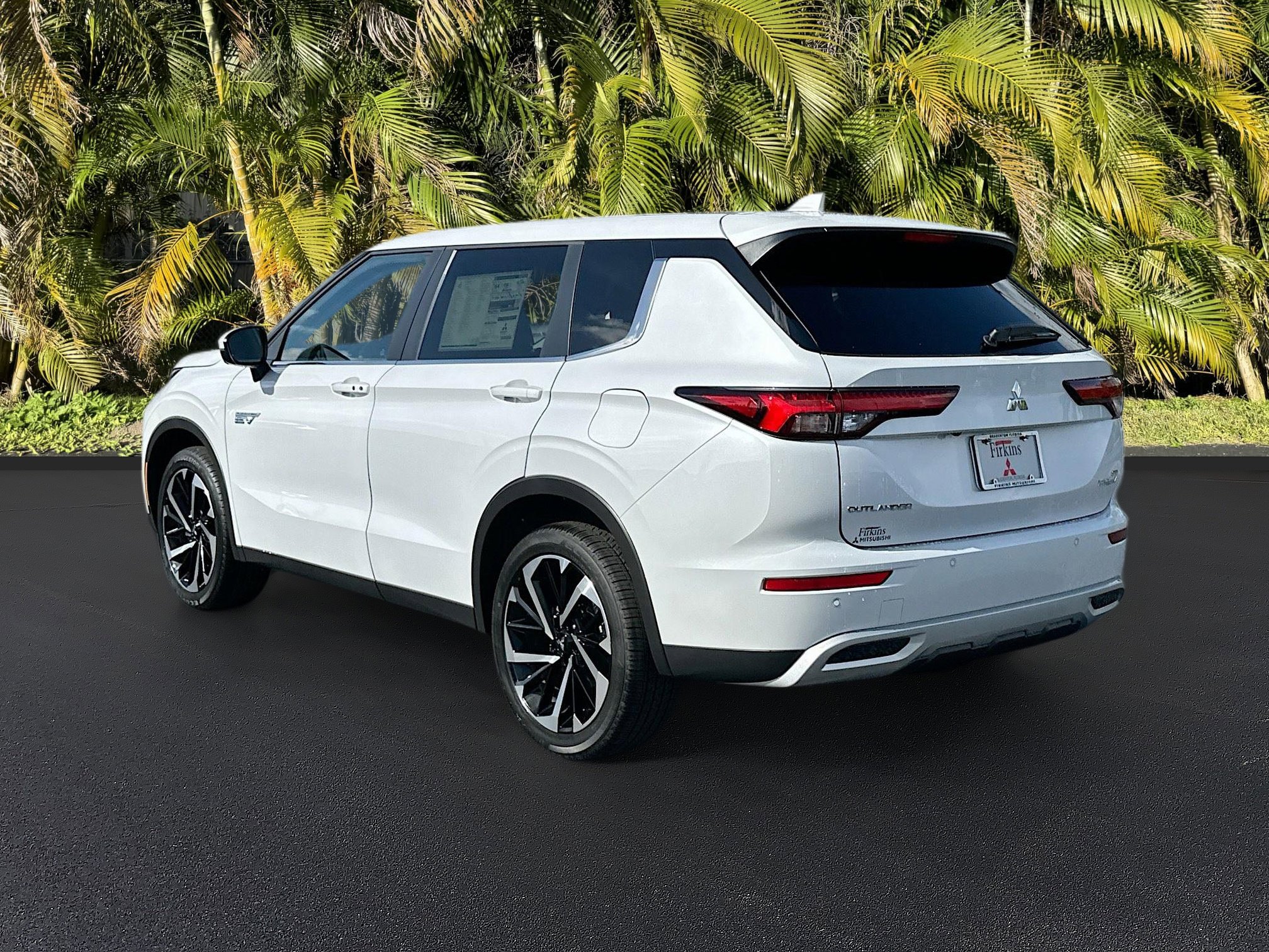 2025 Mitsubishi Outlander PHEV SE photo 3