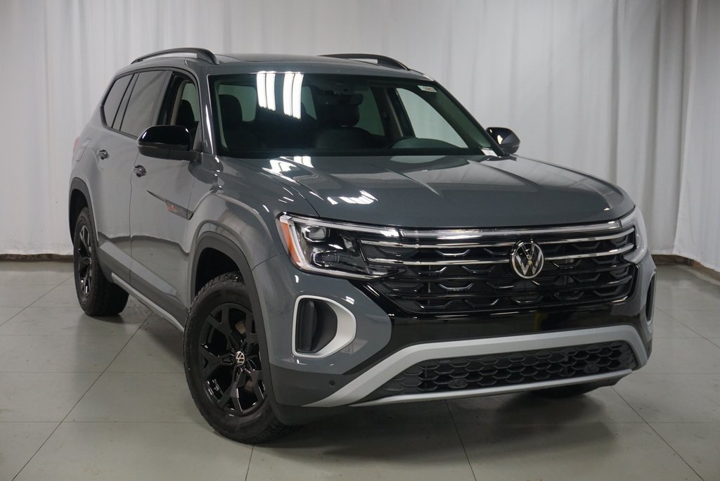 2025 Volkswagen Atlas Peak Edition SE photo 4