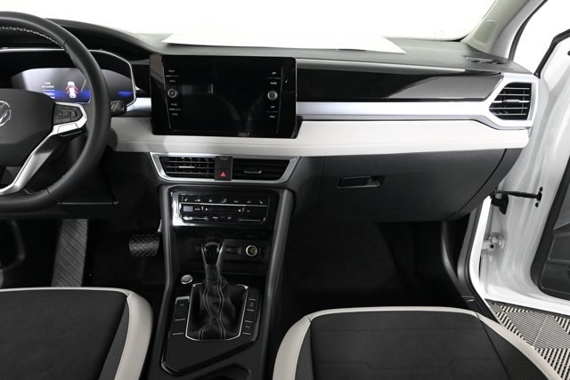 2025 Volkswagen Taos SE photo 7