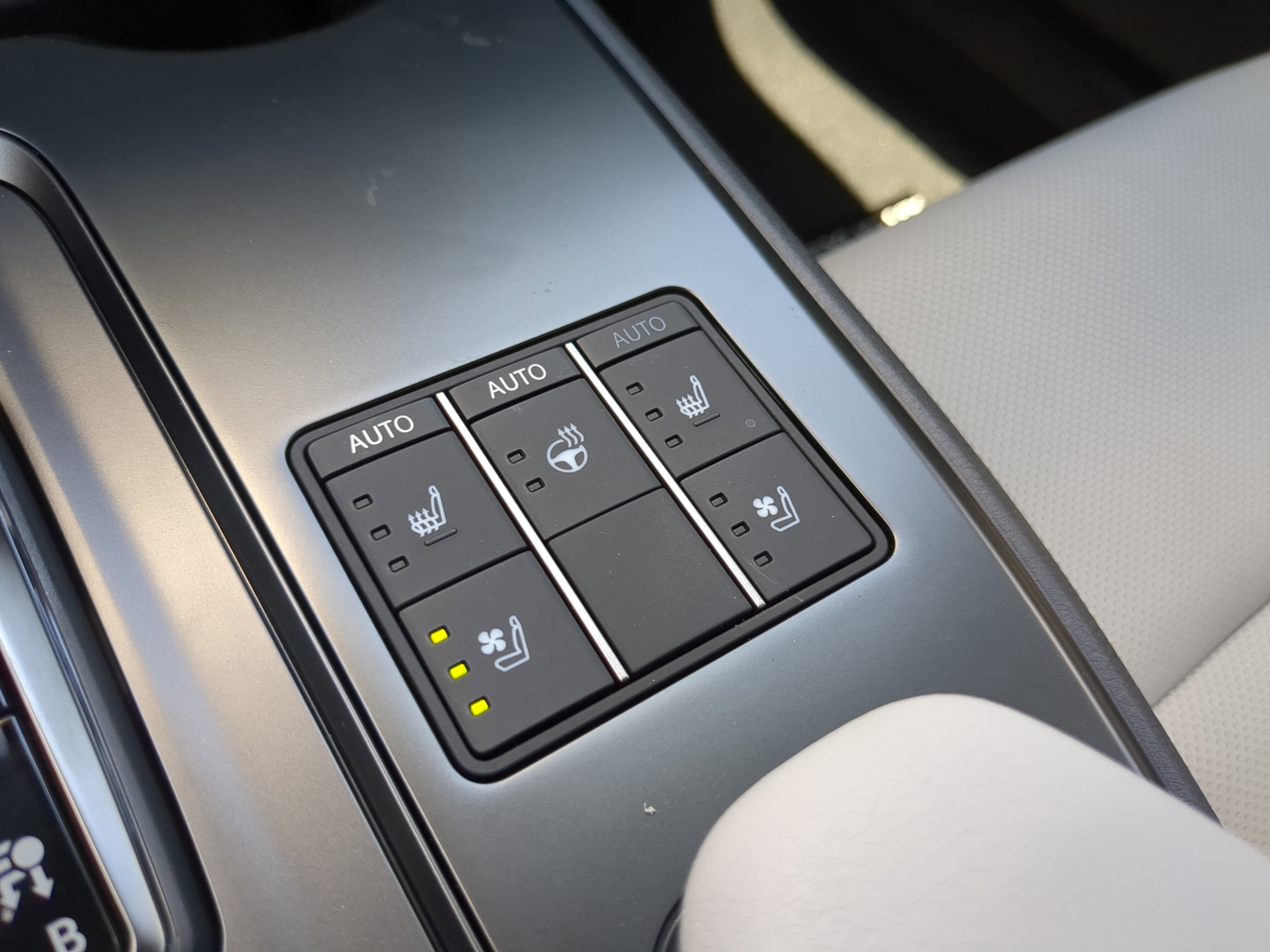 2025 Lexus UX Premium photo 18