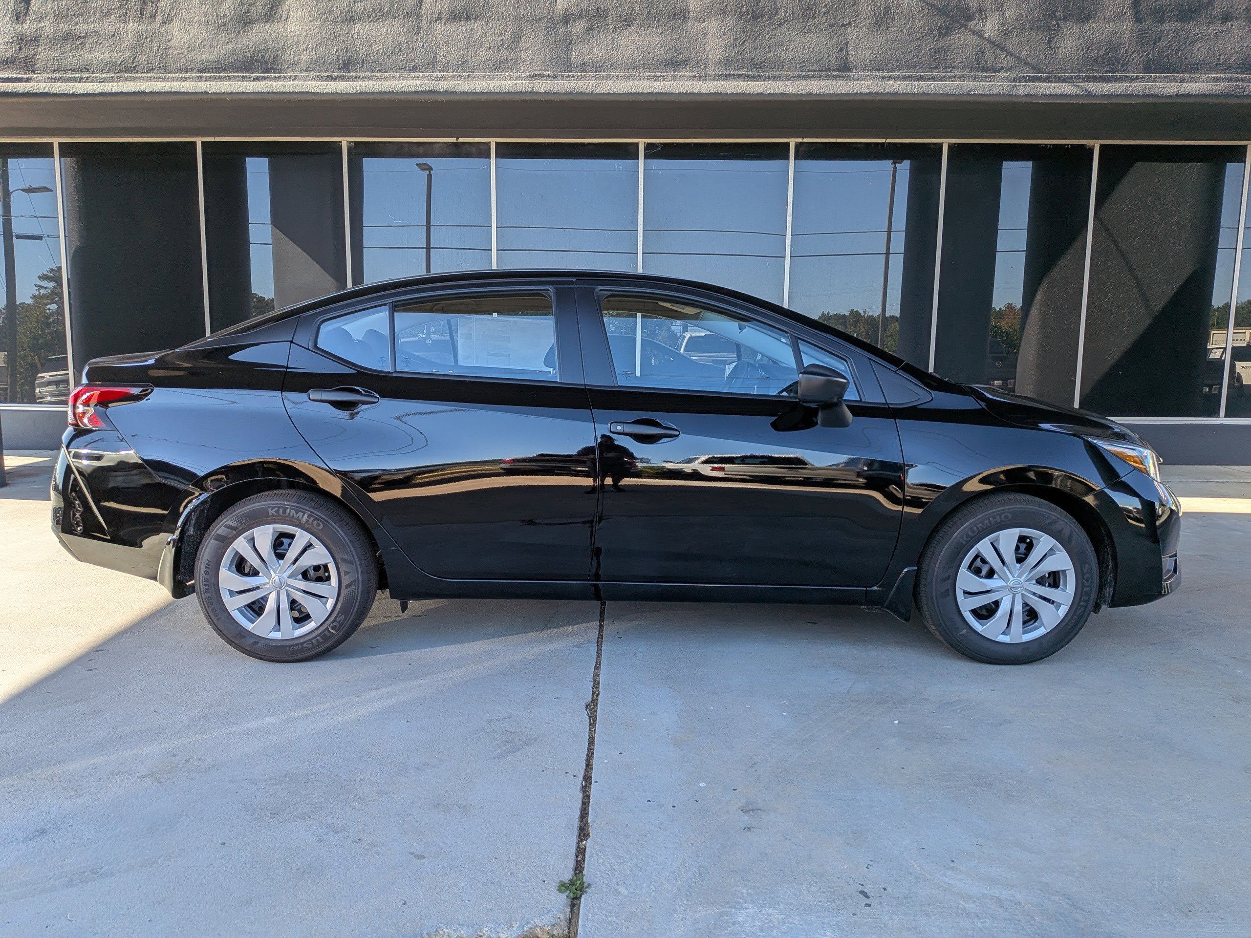 2025 Nissan Versa 1.6 S photo 2