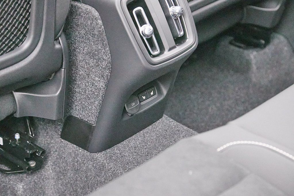 2026 VOLVO XC40 - Image 19