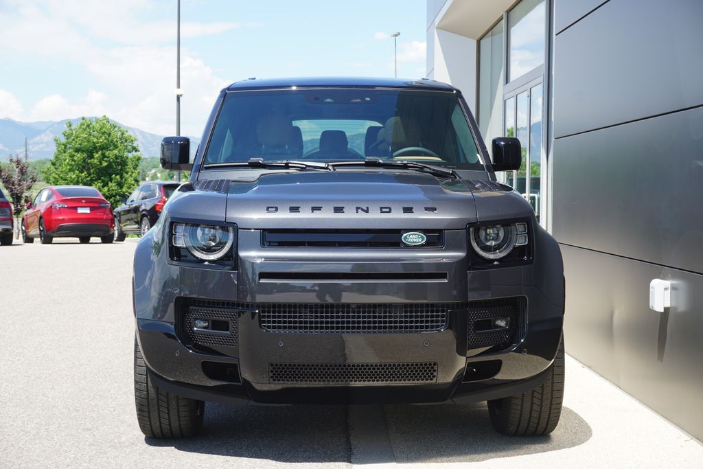 2025 Land Rover Defender 130 V8 photo 3