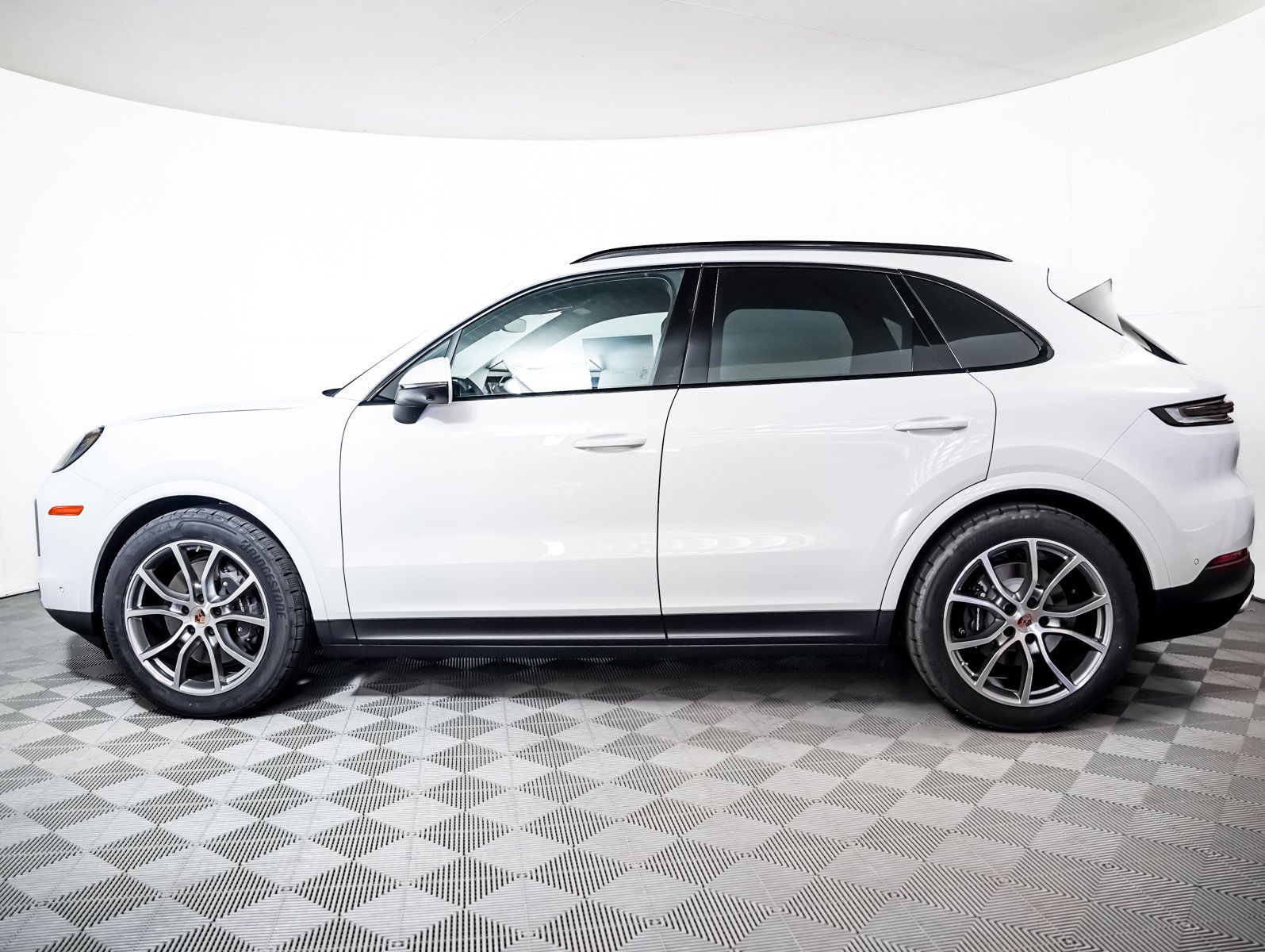 2025 Porsche Cayenne photo 2